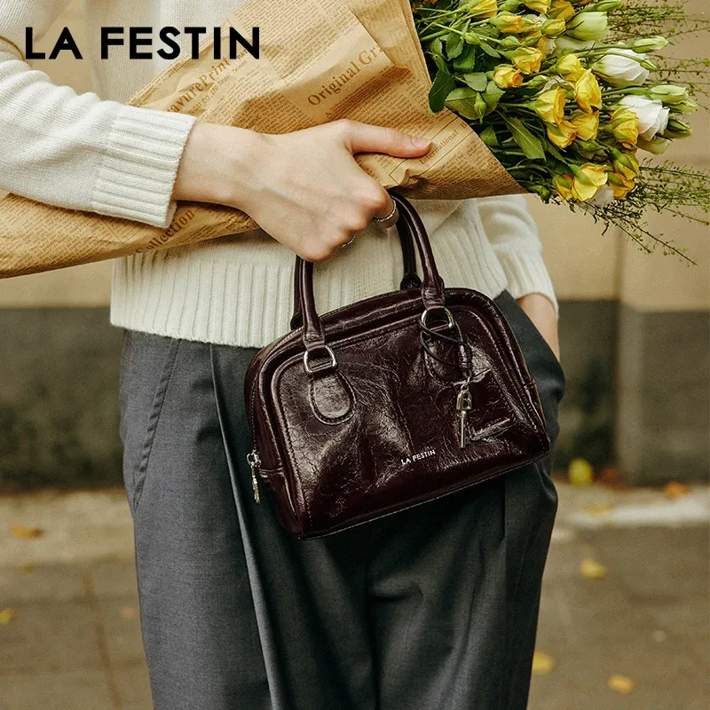 תיק כתף־קרוסבודי מרובע מעור בקר LA FESTIN